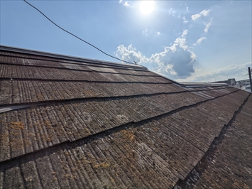 稲城市向陽台にて屋根の点検、既存の屋根材はニューコロニアルというアスベスト含有スレートでした